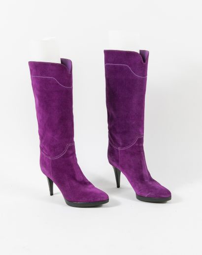 Sergio ROSSI Pair of purple suede boots with parma stitching.

Size: 36.5. - Heel...