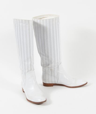 Sergio ROSSI Pair of white perforated leather boots with round toe.

Size: 37.5....