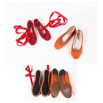 REPETTO Lot including two pairs of ballerinas:

- A Cinderella model in orange leather.

Size:...