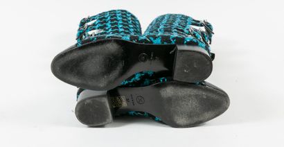 CHANEL Paire de bottes en tweed à motif pied de coq bleu turquoise et noir, bout...