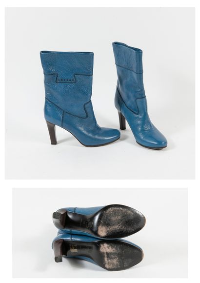 CELINE Pair of short boots in blue leather with round toe, metallic claw on the side.

Size:...