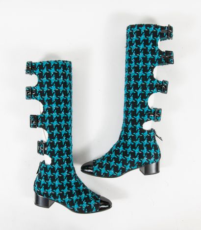 CHANEL Pair of tweed boots with a turquoise and black roosterfoot pattern, round...