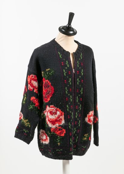 Jean-Paul GAULTHIER, Gros gilet en maille de laine noire à motif de roses rouges....