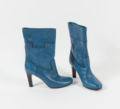 CELINE Pair of short boots in blue leather with round toe, metallic claw on the side.

Size:...