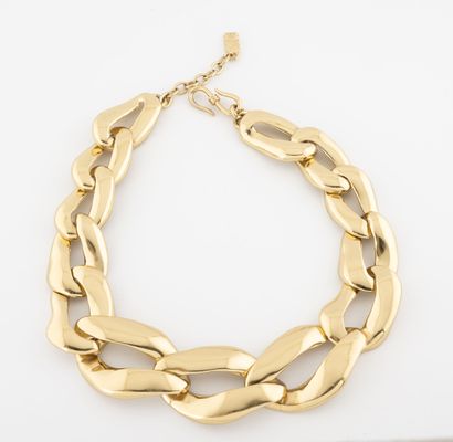 Yves Saint LAURENT Important collier en métal doré à maillons ovales façon gourmette...