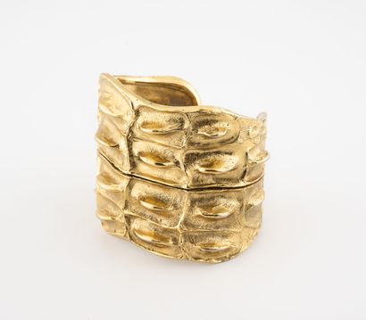 Yves Saint LAURENT Bracelet manchette en métal doré à motifs d'écailles de crocodile...