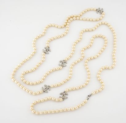 CHANEL, attribué à Long necklace with a row of white fantasy pearls alternated with...