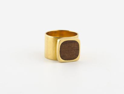 DIHN VAN, 1970 Yellow gold (750) ring centered on a square wooden tray. 

Gross weight:...