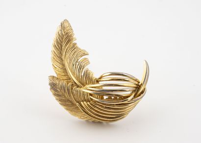 CHRISTIAN DIOR Broche plumes en métal doré. 

Signé et daté 1964. 

Long. : 4.7 cm.

Légèrement...