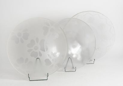 Attribué à IVV, Made in Italy Set of three circular hollow glass dishes.

One with...