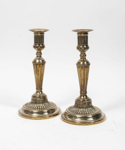 null Pair of silver-plated candlesticks with a tap, shaft and circular base with...