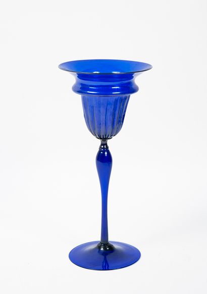 Vittorio ZECCHIN (1878-1947) & MURANO A cobalt blue blown glass chalice with a gadrooned...