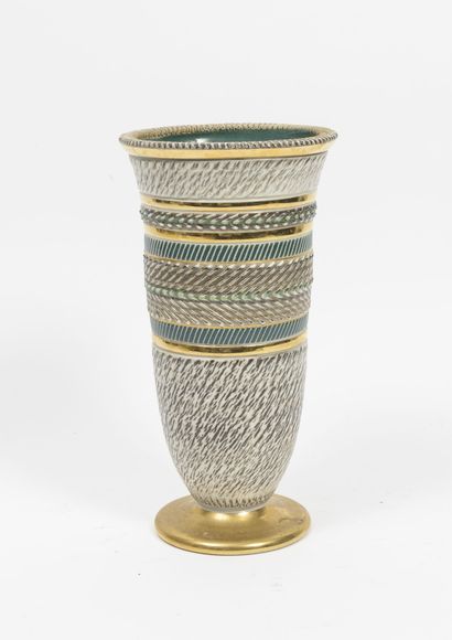 Lucien BRISDOUX (1878-1963) Vase cornet.

En faïence émaillée polychrome et dorée...