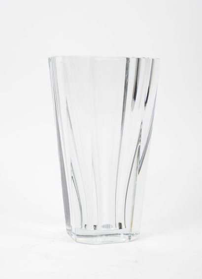 BACCARAT Vase en cristal taillé incolore, octogonal aux angles abattus.

Signé du...
