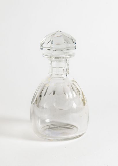 BACCARAT Decanter and its stopper.

Colorless cut crystal.

Signed with the stamp...