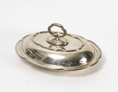 ANGLETERRE, XXème siècle Plat ovale chantourné et sa cloche en métal argenté.

Prise...