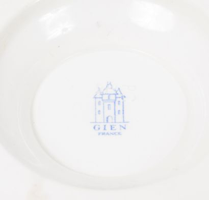 GIEN, XIXème-XXème siècles Lot of 10 various earthenware plates: 

- One decorated...