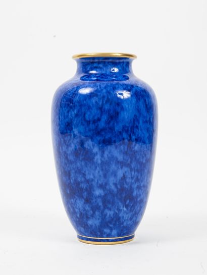 Manufacture nationale de SÈVRES Vase fuselé en porcelaine bleu-nuagé et filets dorés.

Cachets...