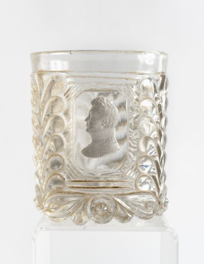 FRANCE, vers 1830 Deux gobelets en cristal moulé et repassé à la meule :

- un à...