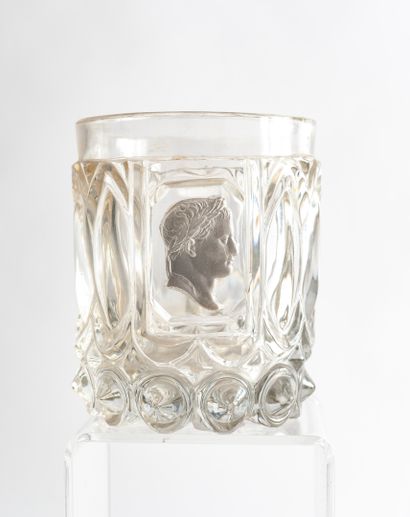 FRANCE, vers 1830 Deux gobelets en cristal moulé et repassé à la meule :

- un à...