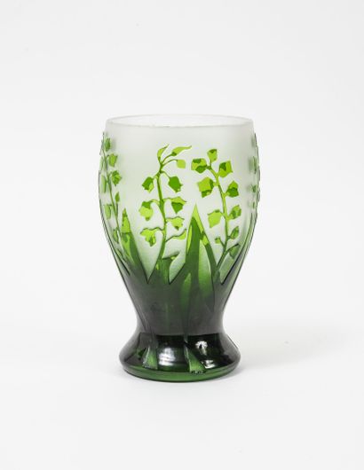 CHRISTIAN DIOR Petit vase de forme balustre sur petit talon, en verre doublé vert...