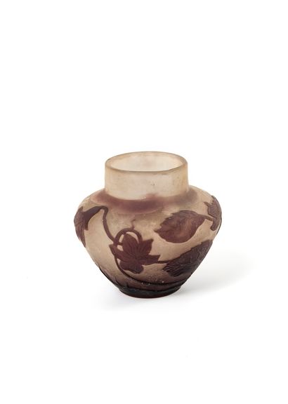 ÉTABLISSEMENTS GALLÉ Small flat-bottomed top vase with a small straight neck.

Proof...