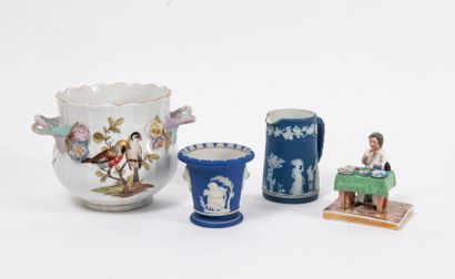 ALLEMAGNE, début du XXème siècle Lot comprenant :

- Un vase en porcelaine blanche...