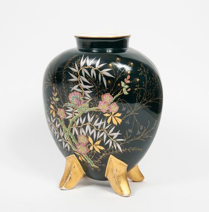 Fin du XIXème ou début du XXème siècle. Vase en forme de coeur à petit col droit...