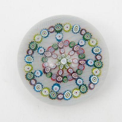 SAINT-LOUIS Boule en cristal incolore formant presse-papier, à décor de bonbons multicolores...