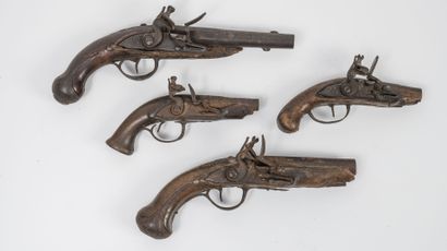 FRANCE, seconde moitié du XVIIIème siècle Quatre pistolets à silex en mauvais état,...