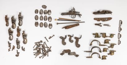 FRANCE et divers, XIXème siècle 
Lot de pièces détachées de pistolets ou fusils,...
