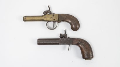 FRANCE ou BELGIQUE, milieu du XIXème siècle Deux pistolets à percussion, à un coup.

Coffres...