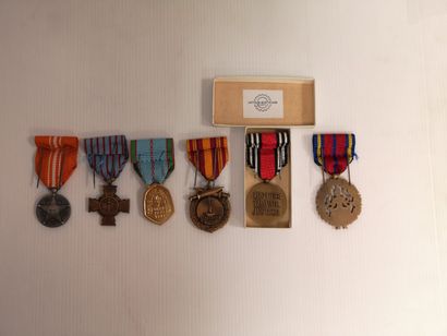FRANCE ET DIVERS - Croix du Combattant (1930)

Insigne en bronze patiné.

Ruban conforme.

-...