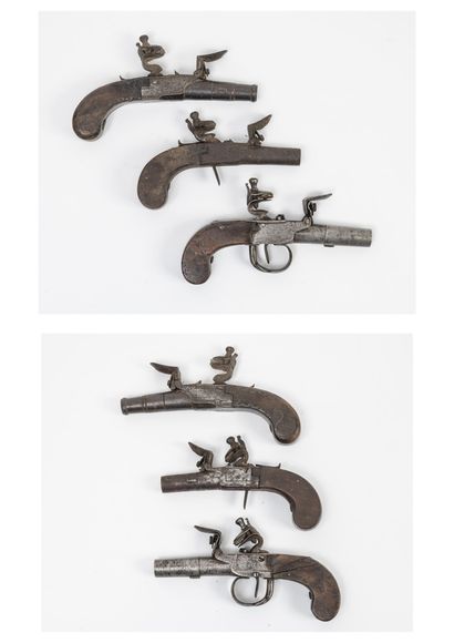 FRANCE, BELGIQUE ou ANGLETERRE, début du XIXème siècle Trois petits pistolets à silex,...