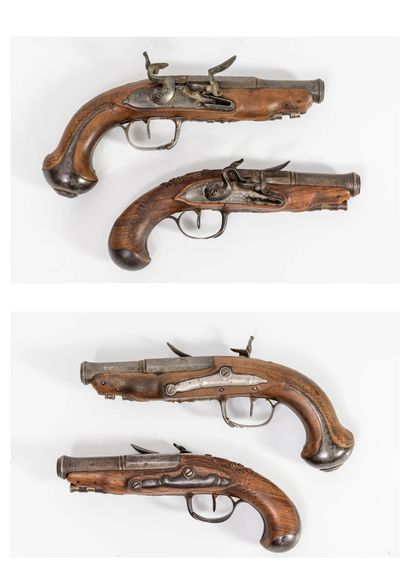 FRANCE, seconde moitié du XVIIIème siècle Deux pistolets à silex, à un coup :

-...