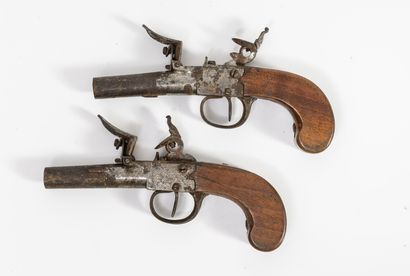 FRANCE ou BELGIQUE, début du XIXème siècle Paire de pistolets à silex, à un coup.

Coffres...