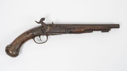 FRANCE, milieu du XVIIIème siècle (modifié) Long flintlock pommel gun, modified with...