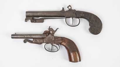 FRANCE ou BELGIQUE, milieu du XIXème siècle Deux pistolets.

Coffres en acier gravé...