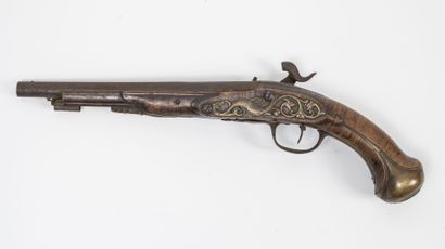 FRANCE, milieu du XVIIIème siècle (modifié) Long pistolet d'arçon à silex, modifié...
