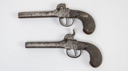 BELGIQUE, milieu du XIXème siècle Paire de pistolets à percussion, à un coup.

Coffres...
