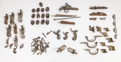 FRANCE et divers, XIXème siècle 
Lot of spare parts for pistols or rifles, mostly...