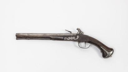 ITALIE (?), première moitié du XVIIIème siècle Long pistolet d'arçon à silex, de...