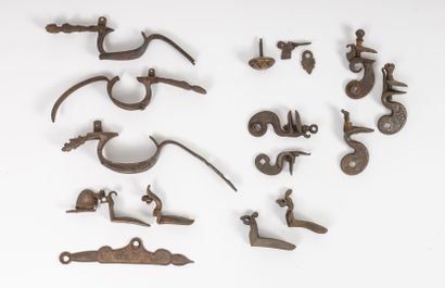 FRANCE et divers, surtout XVIIIème siècle Lot de pièces détachées en fer de pistolets...