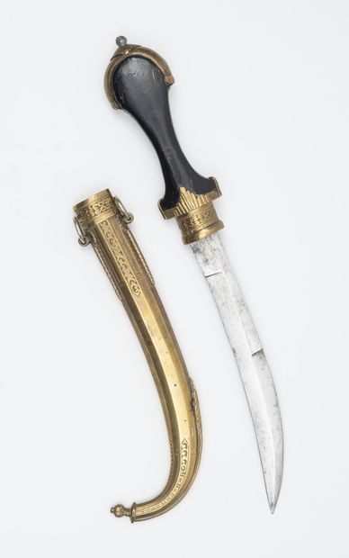 AFRIQUE du nord, XXème siècle Koumia dagger.

Black stained wood grip.

Brass pommel,...