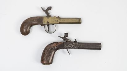 FRANCE ou BELGIQUE, milieu du XIXème siècle Deux pistolets à percussion, à un coup.

Coffres...