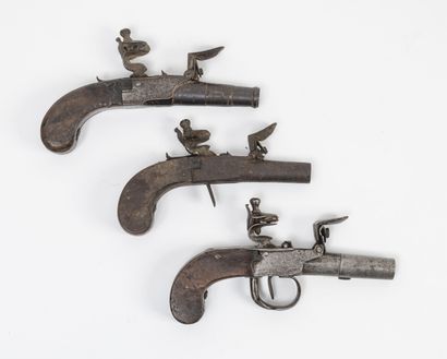 FRANCE, BELGIQUE ou ANGLETERRE, début du XIXème siècle Three small flintlock pistols,...