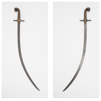 EMPIRE OTTOMAN, XIXème siècle Sabre de cavalerie dit Kilij.

Garde en fer, avec restes...