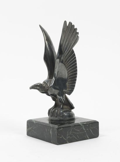 MAX LE VERRIER (1891-1973) Mascotte Aigle.

Epreuve en métal à patine acier noirci.

Signée.

Sur...