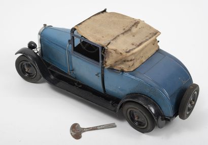 Jouet André CITROEN Faux cabriolet C6, vers 1928-1932.

en tôle bleu avec marchepieds...