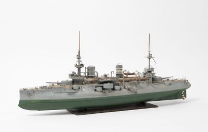 null Model of the battleship Le Bouvet.

In wood and painted metal. 

Scale 1/200th.

Wooden...